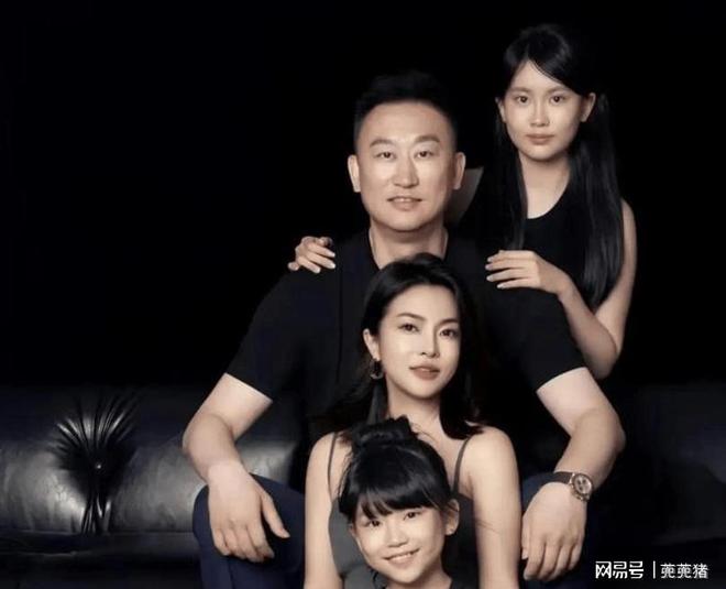 级青岛队主帅私生活引关注。新葡京博彩刘维伟离婚风波升(图3)